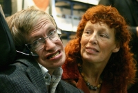 স্ত্রীর হাতে মার খেতেন স্টিফেন হকিং, বোমা ফাটালেন নার্স