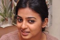 যে স্থানে সুড়সুড়ি দেওয়ার কারণে সহ-অভিনেতাকে কষে থাপ্পর দিলেন রাধিকা!