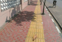 কখনো কি ভেবেছেন ঢাকার ফুটপাতের মাঝামাঝি এই হলুদ লাইন কেন?