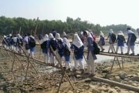 রাত ১০টা বাজলেই বিচ্ছিন্ন হয়ে পড়ে ৩৮ গ্রামের মানুষ! কারও পা ভাঙছে, কারও ভাঙছে হাত