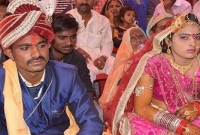 হবু শ্বশুরের আপত্তিতে বিয়ের আসরেই শেভ!