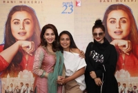 অনুষ্ঠান শেষে কেঁদে ফেললেন রেখা ও মাধুরী দীক্ষিত!