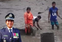 হাঁটু পরিমাণ কাদাতে নেমে এ কি করছেন নারী পুলিশ সুপার