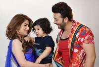 শাকিবপুত্র জয়কে কোলে নিয়ে খুনসুটিতে শ্রাবন্তী