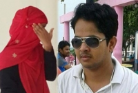 গভীর রাতে ছাত্রীর সঙ্গে আপত্তিকর অবস্থায় হাতেনাতে আটক প্রভাষক!