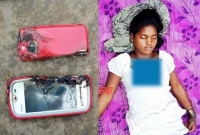 কথা বলতে বলতে হঠাৎ মোবাইল ফোন ফেটে তরুণীর মৃত্যু