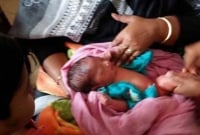 দুই নবজাতককে ময়লা মনে করে তিনতলা থেকে ডাস্টবিনে ফেলে দিল ফুফু!