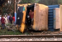  ঘুমে কাতর গেইটম্যান, কাভার্ড ভ্যানে ট্রেনের ধাক্কায় নিহত ৪!