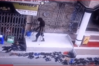 মসজিদ থেকে অভিনব কায়দায় জুতা চুরি, যা আপনাকে অবাক করবেই
