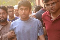 বাবা মাকে হারিয়ে শোকে ‘পাথর’ মাহি এখন কার কাছে থাকবে?