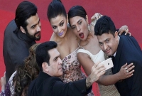 যে কারণে কান উৎসবে নিষিদ্ধ সেলফি