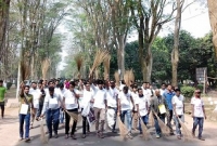 গলায় সার্টিফিকেট ঝুলিয়ে রাস্তা ঝাড়ু দিলো শিক্ষার্থীরা