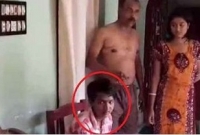 শোওয়ার ঘরের খাটের নিচেই লুকিয়ে রয়েছে সে, আঁচ করেই চা বানিয়ে আনলেন গৃহবধূ!