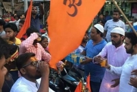 হিন্দুদের ধর্মীয় মিছিলে শরবতের গ্লাস হাতে এগিয়ে এলেন মুসলমানরা!