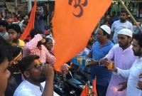 রাম নবমীর মিছিলে হিন্দুদের শরবত খাওয়ালেন মুসলিমরা