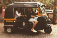 অটো চালিয়ে স্ত্রীকে মুম্বাই ঘুরালেন অক্ষয় কুমার