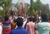 মুক্তিযুদ্ধের ভাস্কর্যের সামনে ঝাড়ু হাতে এরা কারা?