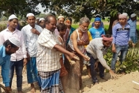 মুসলিম নারীর কবরে মাটি দিলেন প্রতিবেশী হিন্দুরা!