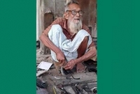 নতমস্তকে জুতা সেলাই করে সংসার চালান ‘মুক্তিযোদ্ধা’ আব্দুল বারিক!