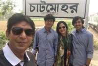 ট্রেন থেকে নেমে এক দৌড়ে নেম-বোর্ডের কাছে শাহানাজ খুশি!