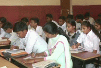 ছেলের সঙ্গে একই টেবিলে বসে মাধ্যমিক পরীক্ষা দিলেন ৪৪ বছরের মা