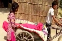 ভ্যানে করে বাবার মরদেহ বয়ে নিয়ে গেল ২ সন্তান!