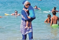 গায়ে কাপড় না রেখে গোসল করলে কী গুনাহ হবে? জেনে নিন ইসলামের বিধান