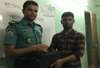 সিএনজি চালকের এমন সততায় প্রশংসা করলেন পুলিশ কর্মকর্তা