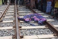 চলন্ত ট্রেনের নিচে ঝাঁপ দিয়ে তরুণ-তরুণীর সহমরণ