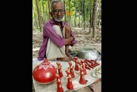 'খেলনা বিক্রি না হলে খাব কী?'