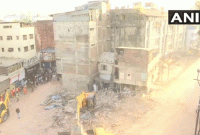 গাড়ির ধাক্কায় ভেঙে পড়ল বহুতল ভবন