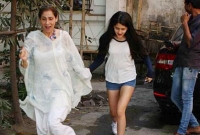 ডিম্পল কাবাডিয়ার সুন্দরী নাতনীকে নিয়ে হইচই