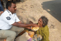 বৃদ্ধাকে নিজ হাতে তুলে খাওয়ালেন ট্রাফিক পুলিশের এই সদস্য!