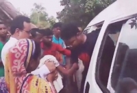  সন্তান ও বউমার নির্যাতনে রক্তাক্ত  সেই বৃদ্ধাকে কোলে করে গাড়িতে তুললেন ডিসি