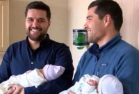 একইদিন একইসাথে বাবা হলেন জমজ দুই ভাই!