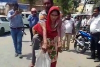 প্রতিবন্ধকতার সার্টিফিকেট যোগাড় করতে স্বামীকে পিঠে বয়ে নিয়ে এলেন স্ত্রী!