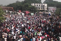 সরকারি চাকরিতে কোটা সংস্কারের দাবিতে শাহবাগে অবস্থান, যান চলাচল বন্ধ