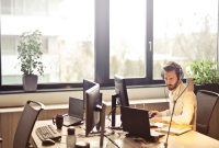 অফিসে গান শুনলে কর্মদক্ষতা বাড়ে!