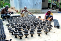 বৈশাখী মেলা উপলক্ষে ব্যস্ত সময় পার করছে পলাশের মৃৎশিল্পীরা