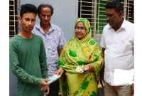 কুড়িয়ে পাওয়া ৫০ হাজার টাকা ফেরত দিয়ে সততার নজির গড়লেন মনি