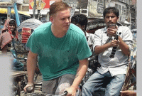 ঢাকার রাস্তায় আমেরিকান ‘রিকশাচালক’!