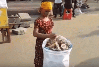 মায়ের মুখে হাসি ফোটাতে এই শিশুটি আজ ডুগডুগি বিক্রেতা