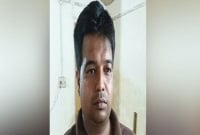 এই সেই শিক্ষক, যে ছাত্রীর সাথে অশ্লীল কাজের ভিডিও ছড়িয়ে..