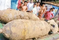 গুপ্তধন মনে করে বাড়িতে নিয়ে গেল দুই টণ ওজনের বোমা