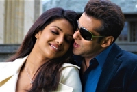 ১০ বছর পর প্রিয়াঙ্কার বাহুডোরে সালমান