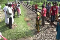 কোলের শিশু নিয়ে চলন্ত ট্রেনের নিচে ঝাঁপ দিলো লিজা! কোলের শিশু নিয়ে চলন্ত ট্রেনের নিচে ঝাঁপ দিলো লিজা!