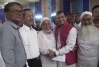 এক মসজিদে নামাজ আদায় করলেন দুই মেয়রপ্রার্থী; একই দোয়ায় ‘আমিন’!