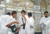 জমজমের পানি দাঁড়িয়ে পান করতে হয় কেন, না করলে সমস্যা কী?