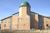 মুসলমানের মসজিদের পক্ষে দাঁড়িয়েছেন এই খ্রীস্টান ইংরেজ