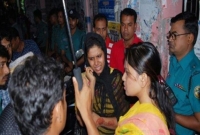 বরিশাল বিএম কলেজের ছাত্রলীগের নেত্রীকে গণধোলাই দিল সাধারণ ছাত্রীরা!